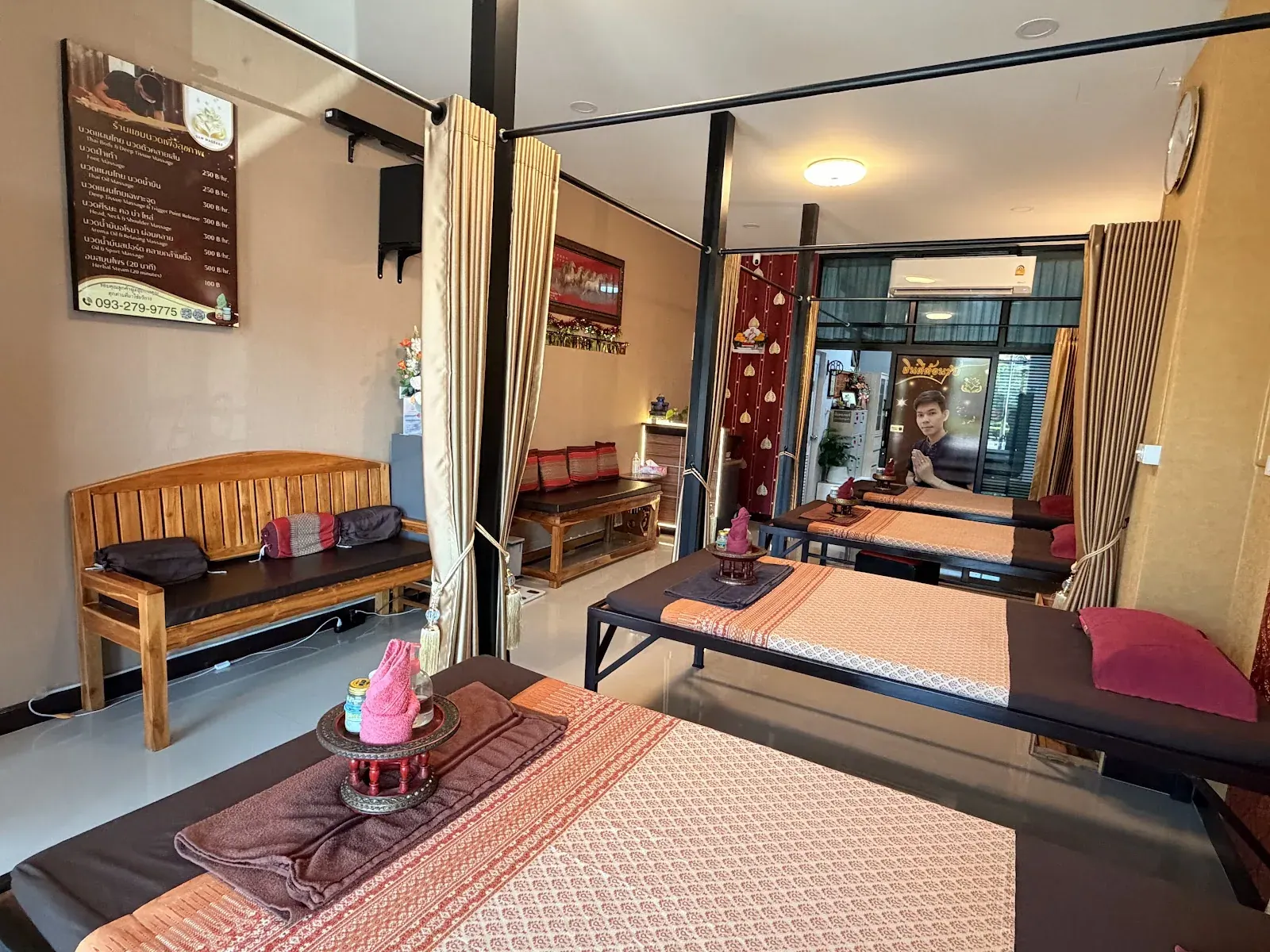 Overview of the treatment and welcome area inside SAM Massage